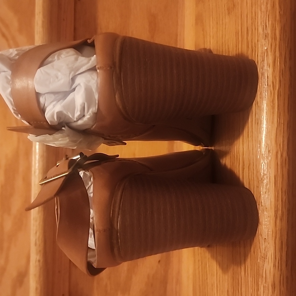 NIB Vince Camuto "Finola" Buckle Strap Mules Tan 9M - Picture 6 of 13